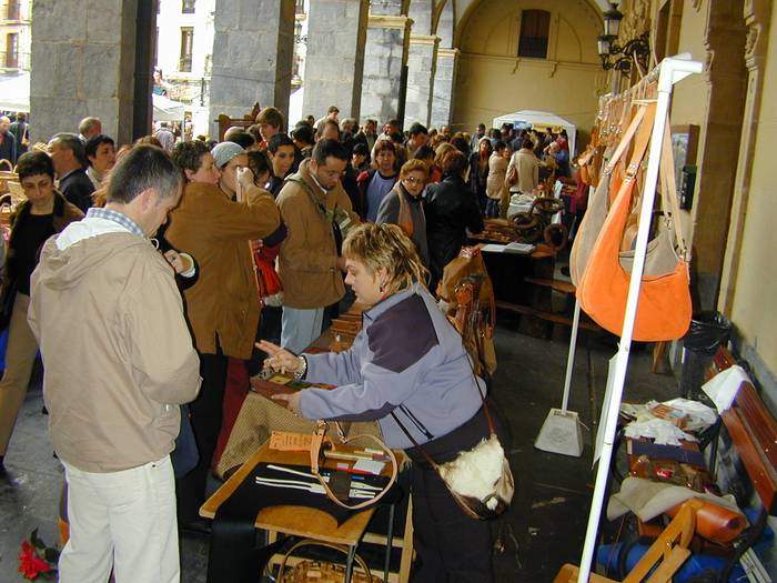 Artisau azokan, herritar mordoa