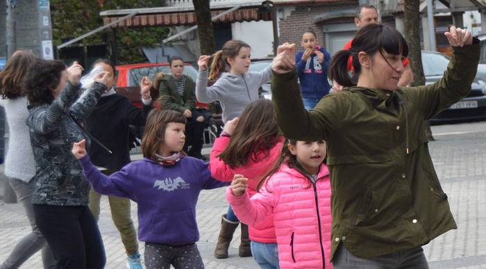 Plaza dantzetan trebatzen, gaur