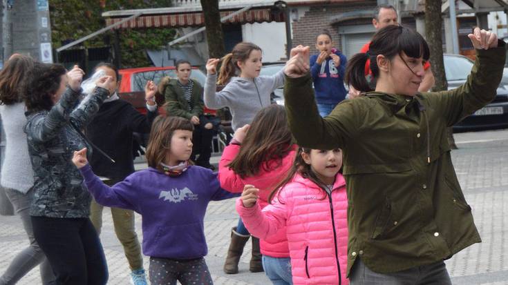 Plaza dantzetan trebatzen, gaur