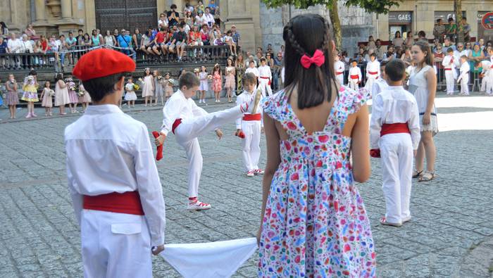 19 bikotek hartu zuten Plaza, dantzan
