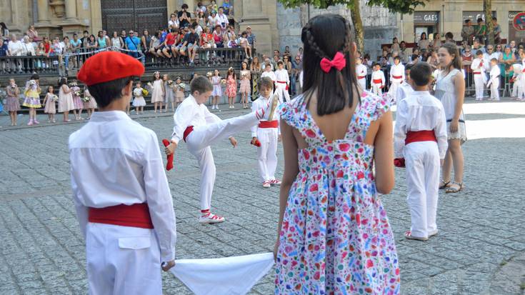 19 bikotek hartu zuten Plaza, dantzan