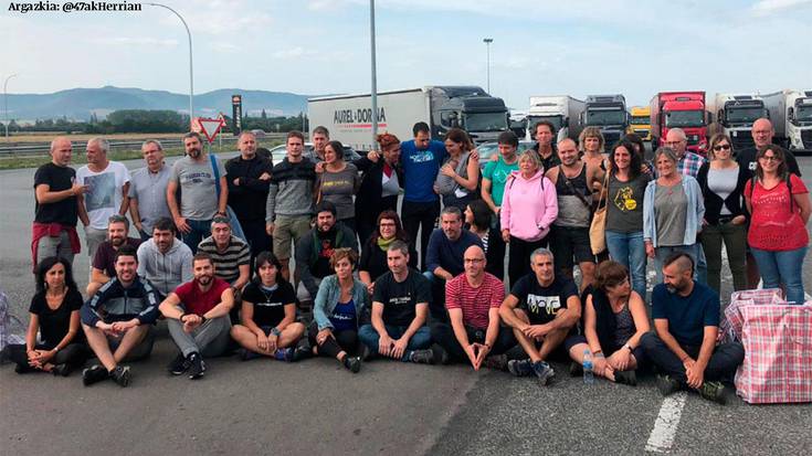 11/13 Auzia: «Gure besarkada solidarioena  helarazi nahi diegu beharra dutenei»
