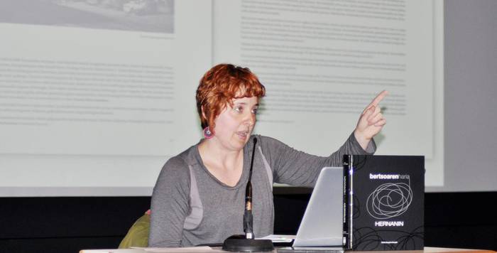 Estitxu Eizagirrek atzo aurkeztu zuen bi mendetako bertso historia biltzen duen liburua