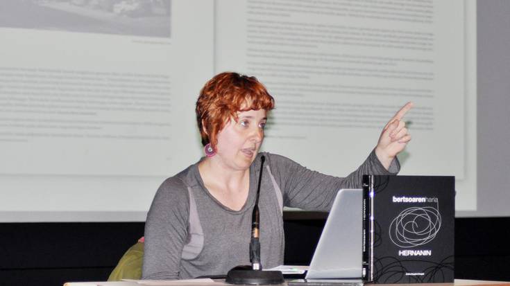 Estitxu Eizagirrek atzo aurkeztu zuen bi mendetako bertso historia biltzen duen liburua