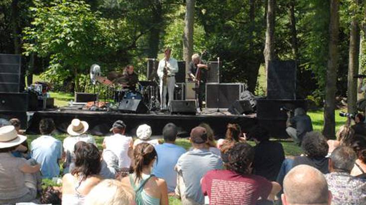 Jazzaldiko doinuek jende asko bildu zuten atzo Chillida Lekun