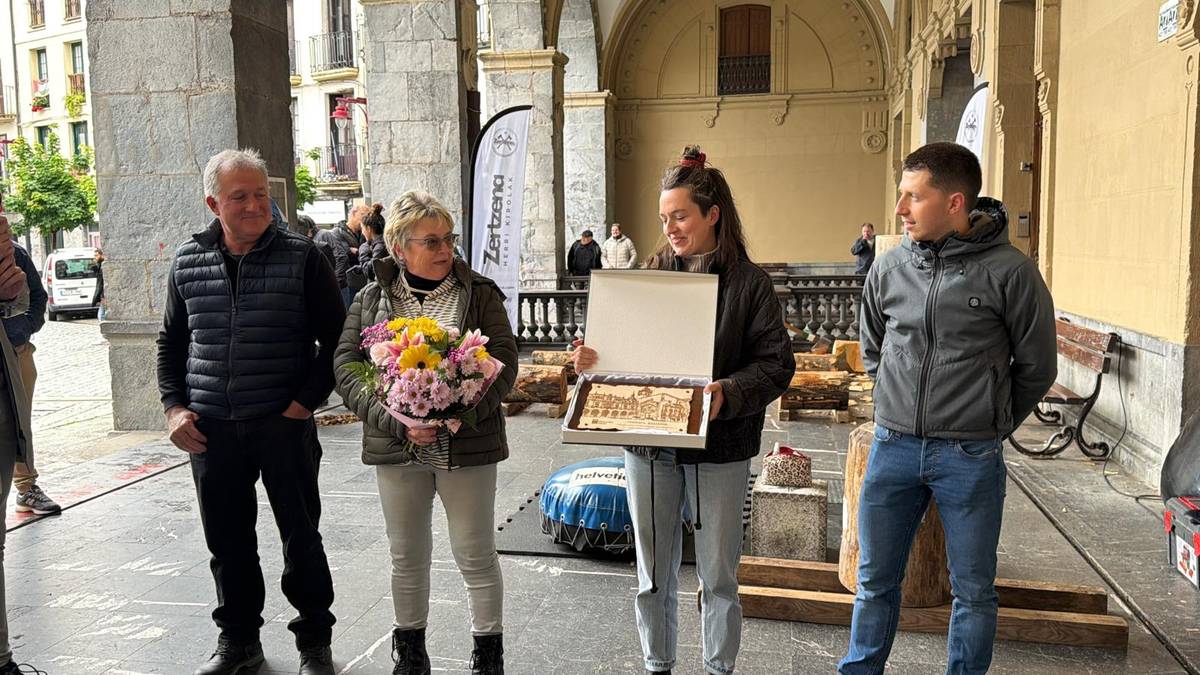 San Isidro jendetsu zein polita, Hernaniko udaletxeko arkupetan
