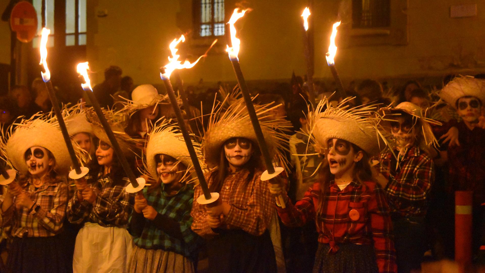 Bailarako txoko guztietan mozorrotuko dira etzi, Gau Beltza ondo ospatzeko