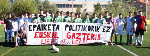 Futbol taldeak babesa, gazte auzipetuei.