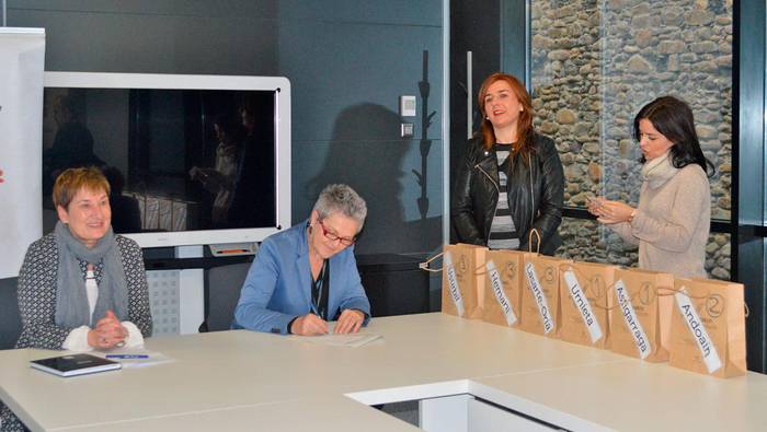 Hiru hernaniarrek saria, euskeraz ‘gidatzeagatik’