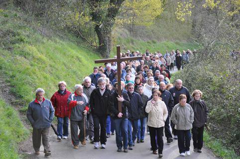 Herritar ugarik irudikatu zuen ostiralean Jesusen Gurutz-bidea, Santa Barbaran gora