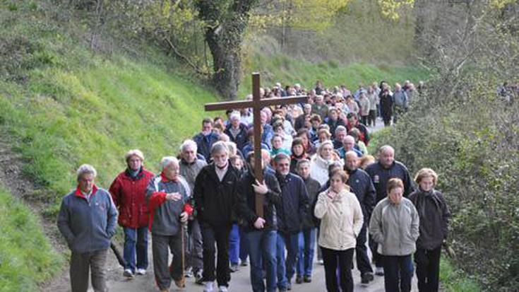 Herritar ugarik irudikatu zuen ostiralean Jesusen Gurutz-bidea, Santa Barbaran gora