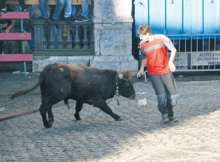 Festetako aurreneko Sokamuturra eta Axeri Dantza