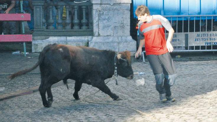 Festetako aurreneko Sokamuturra eta Axeri Dantza