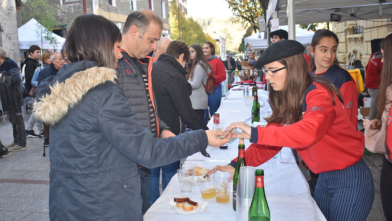 Santo Tomas postua gaur Plaza Berri  ondoan, eskubaloi taldeak