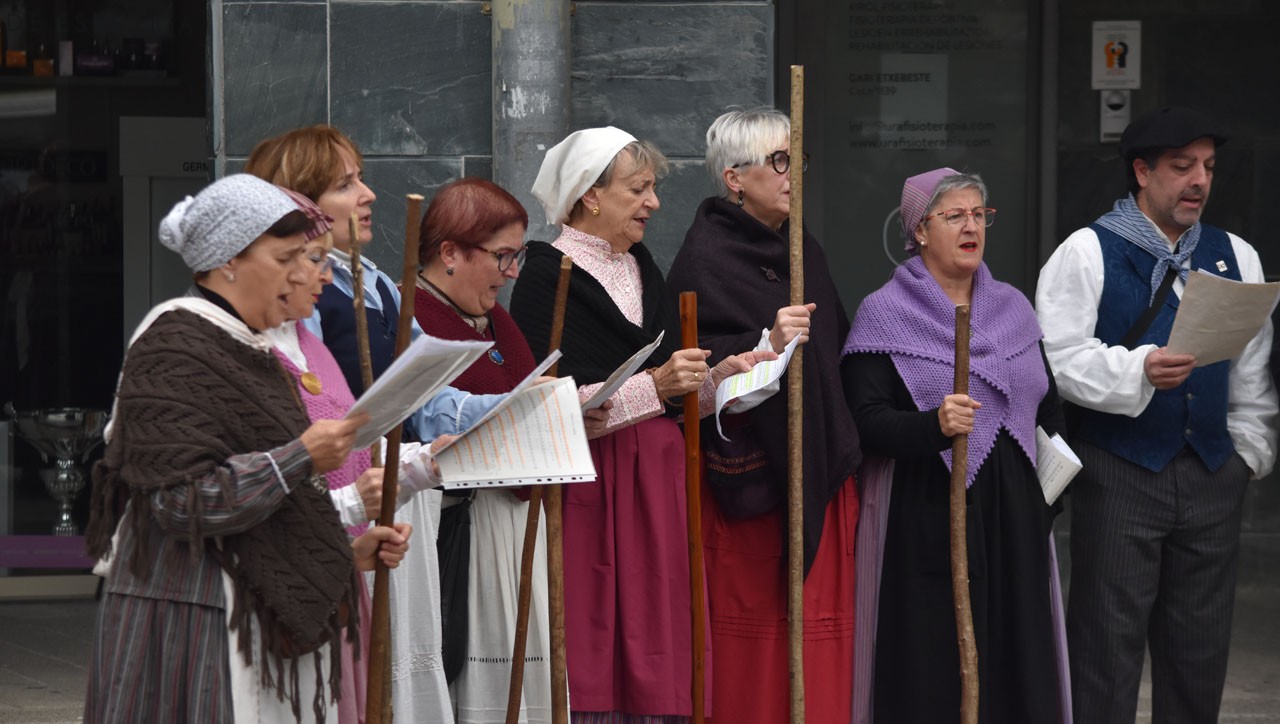 Makilak prest Santa Agenda bezperarako, eta mailuak eta zartagiak kaldererotarako