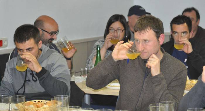 Hitzaldia, sagardo dastaketa eta bi irteera, maiatzean