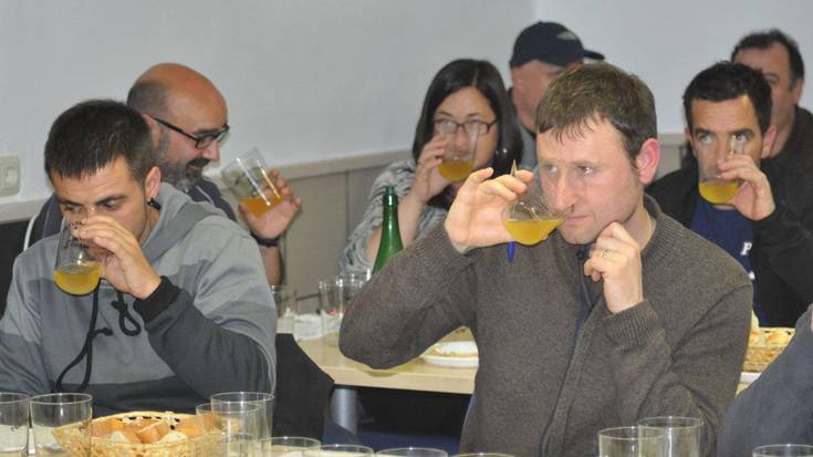 Hitzaldia, sagardo dastaketa eta bi irteera, maiatzean