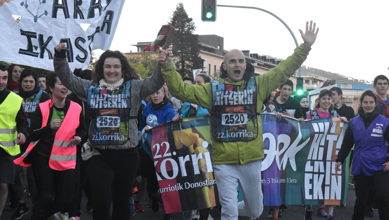 Ehunka astigartar eta hernaniar bildu ziren atzo, 22. Korrikari ongietorria emateko