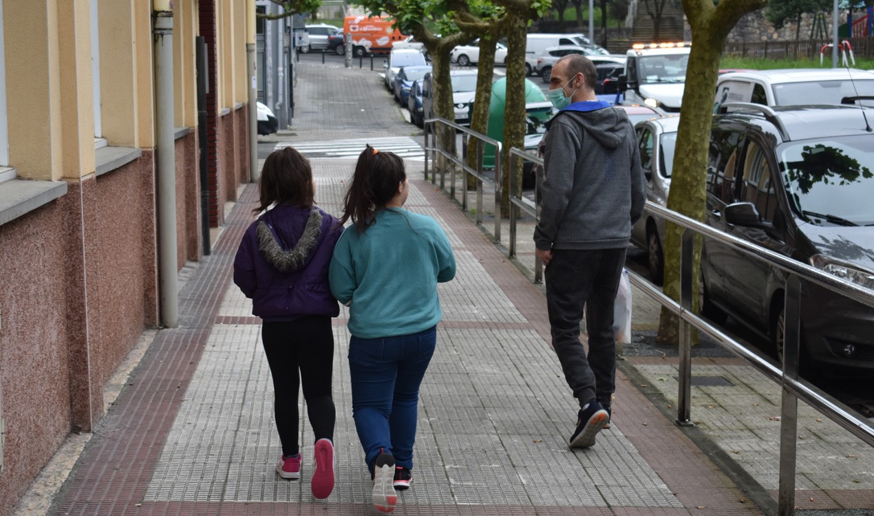 Haurrak irten ziren eta kirola egiteko atea zabaldu da maiatzaren 2rako