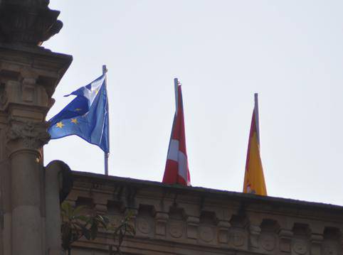 Espainiako bandera udaletxean dago, atzotik