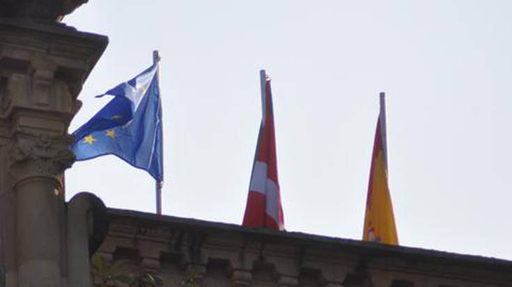 Espainiako bandera udaletxean dago, atzotik