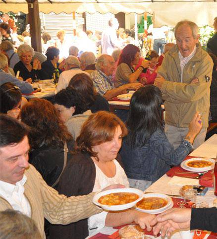 Ume jolasak eta material salmenta gaur, 
eta bazkaria  eta meza bihar, Wukrori laguntzeko 