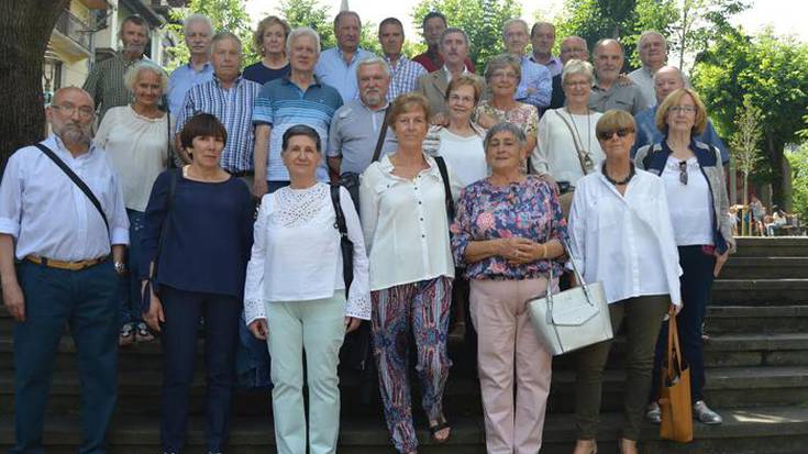50 urte EPOtik irten eta gero, berriz elkartu ziren ikaskideak Hernanin
