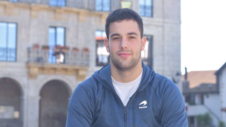 «Zoriontsu izan naiz esku pelotan, eta pozik nago herrian itxiko dudalako etapa hau, etxeko giroan»