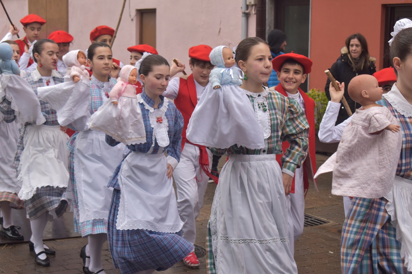 Konpartsek, desfileek eta mozorroek girotu zuten atzo Urumea bailara