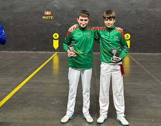 Lau txapel ekarri dituzte Hernaniko eta Mundarroko pilotariek Udaberriko Sarietako finaletatik