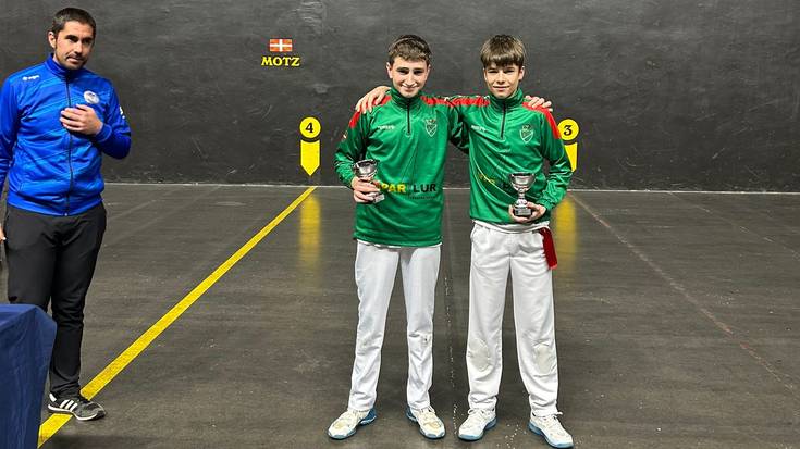 Lau txapel ekarri dituzte Hernaniko eta Mundarroko pilotariek Udaberriko Sarietako finaletatik