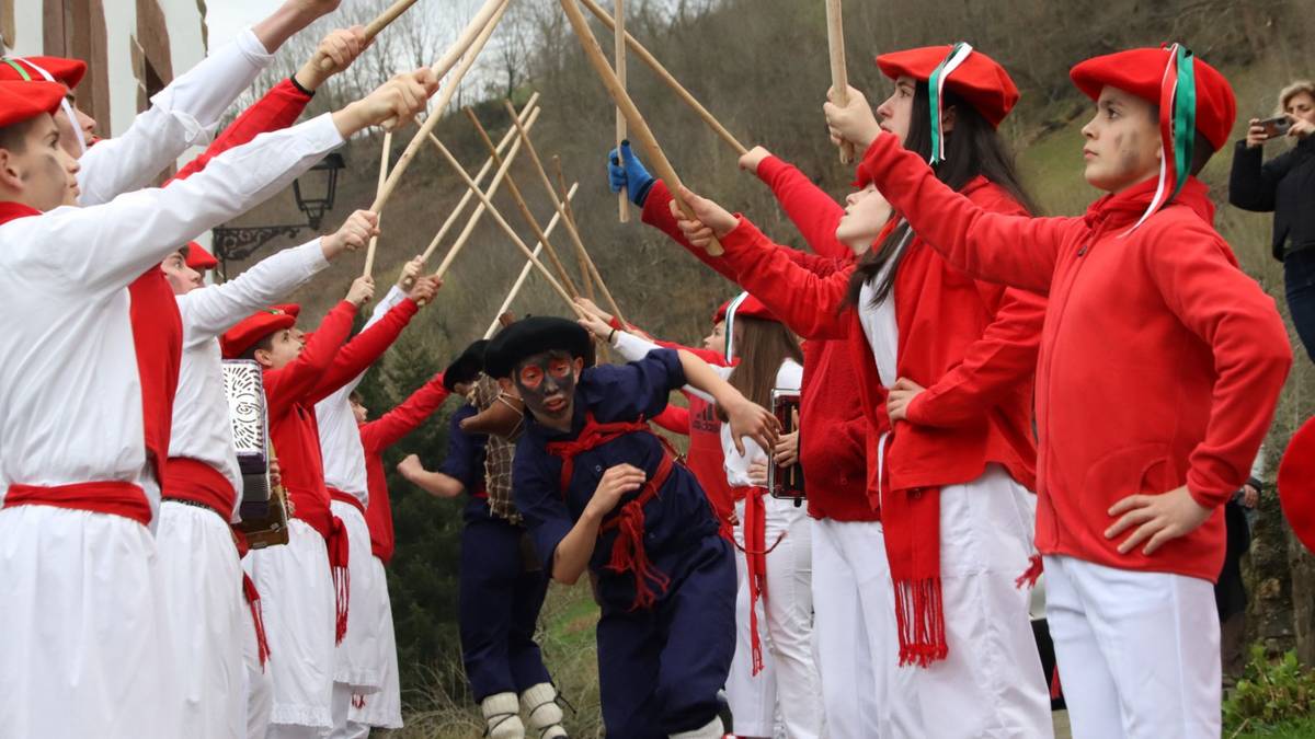 Gaztetxoen zahagi dantza eta Zirikoketa, Inauteri igandeari saltsa jartzeko