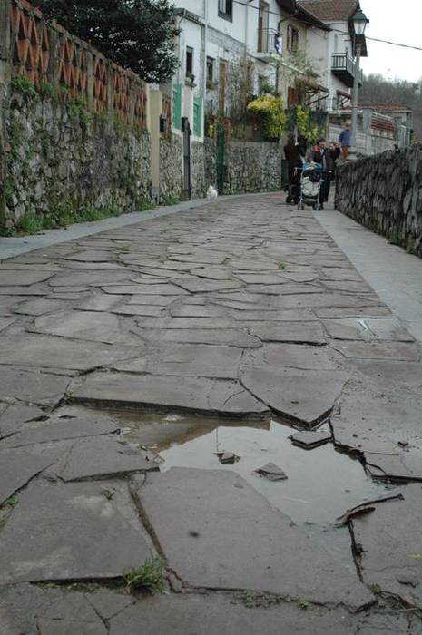 Keja dira Karobieta auzoan, kaleko zorua egoera txarrean dagoelako 