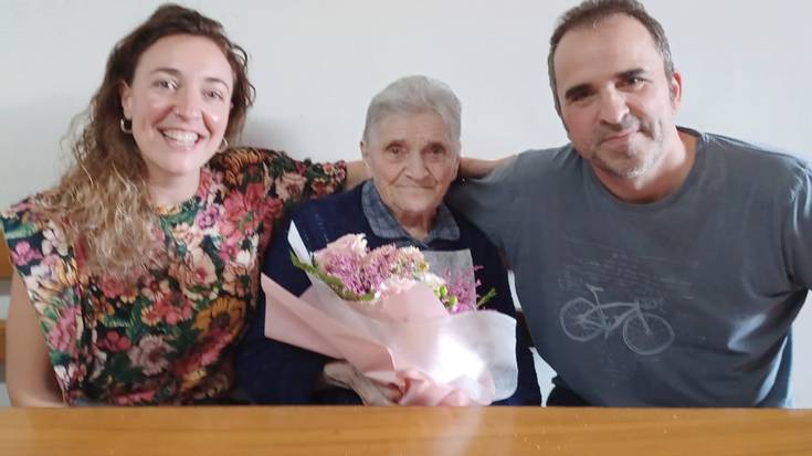 100 urte bete ditu Mitxelko baserriko Florentina Loiarte Arotzenak