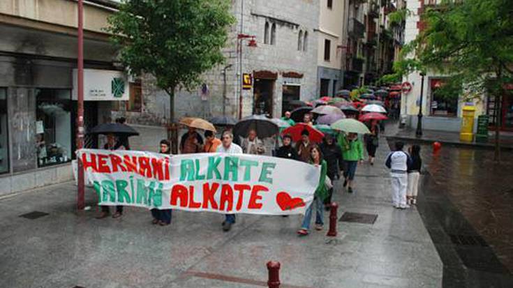 Hernaniar asko bildu zen Marian Beitialarrangoitiaren epaia salatzeko eta Alkateari babesa emateko