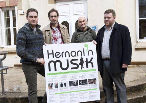 Umorea eta ironia, gitarraren erritmora, Harkaitz Cano eta Beñat Barandiaranekin 