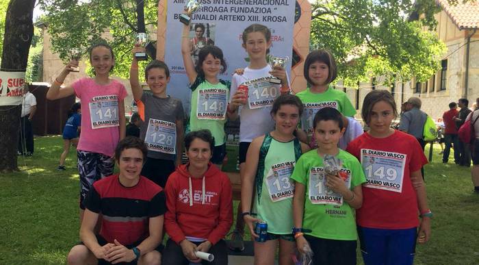 Podiuma hernaniarrekin beteta,  Rosi Talavera omentzearekin bat