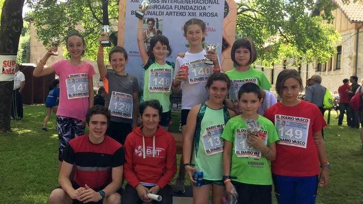 Podiuma hernaniarrekin beteta,  Rosi Talavera omentzearekin bat