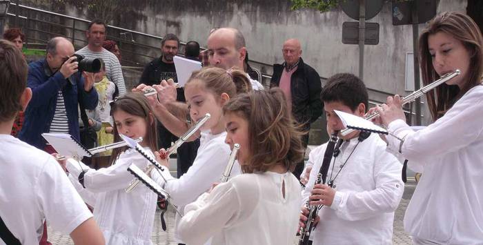 Haize instrumentuekin, herria girotzen