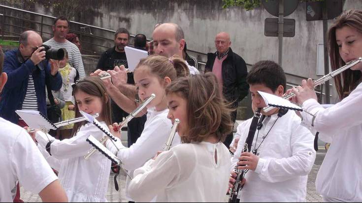 Haize instrumentuekin, herria girotzen