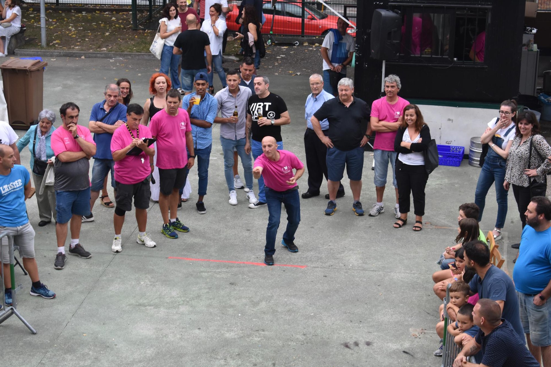 Sagardoaren txinparta eta pintxo artean erreleboa, hurrengo auzoari