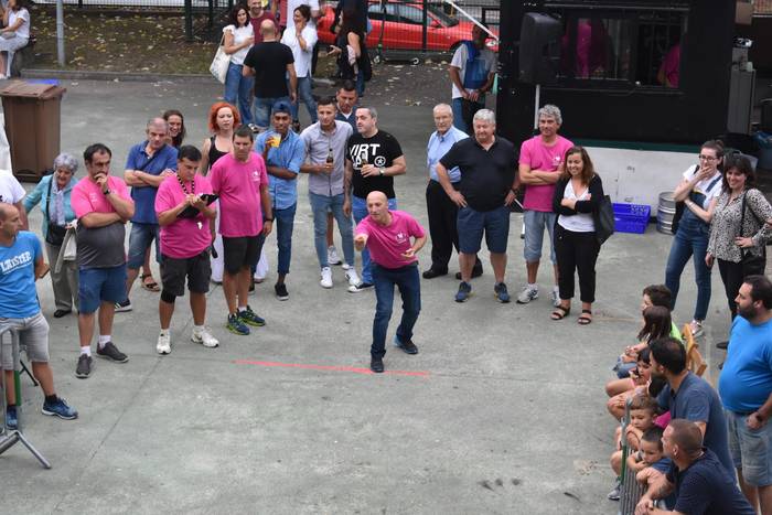 Sagardoaren txinparta eta pintxo artean erreleboa, hurrengo auzoari