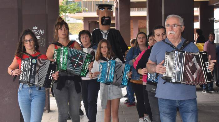 Helduentzat, gazteentzat zein haurrentzat makina bat ekintza festei amaiera emateko gaur, Karabelen