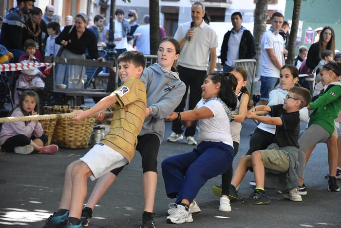 Giro eguzkitsua eta freskoa lagun, jende ugari bildu zen Euskal Jaien hasieran