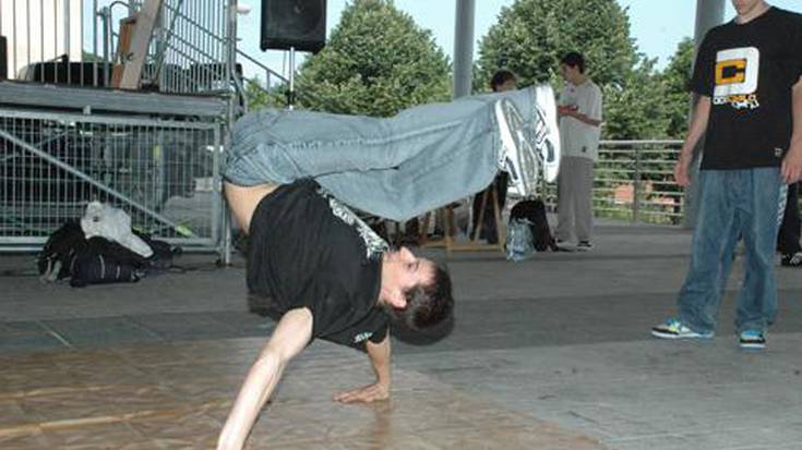 Hip-hop eguna larunbatean, abeslari gazteen, scratch, graffiti eta break dantzarien eguna