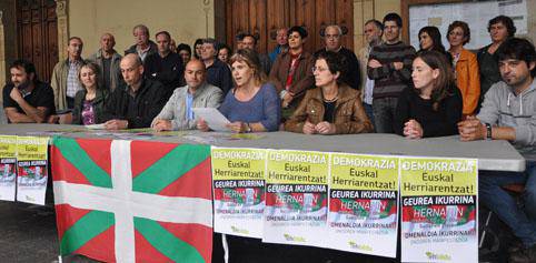 «Espainiako bandera zigor mehatxupean jarriko da udaletxean»
