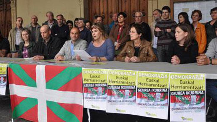 «Espainiako bandera zigor mehatxupean jarriko da udaletxean»
