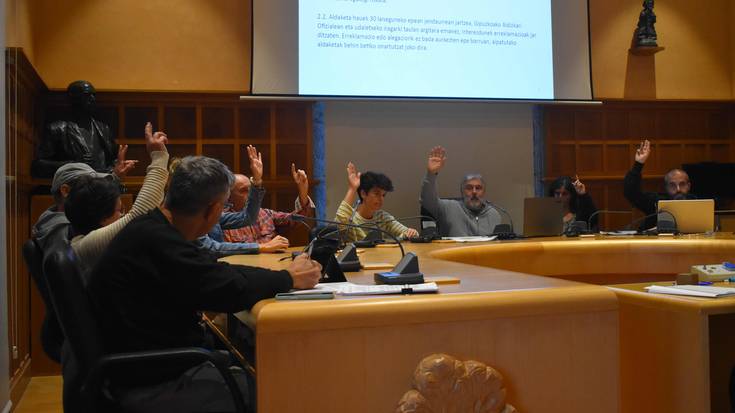 Autobus zerbitzuaren arazoak berriro mahai-gaineratu eta alderdien arteko tira-birak azaleratu ditu Plenoak