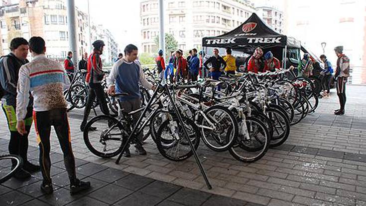 Herriko bizikletazaleek punta-puntako bizikletak probatzeko aukera izan zuten atzo.