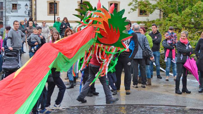 Dragoiak eta festak hartuko dute Txino auzoa, goizetik gauera
